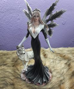 Figura hada del invierno y lobo